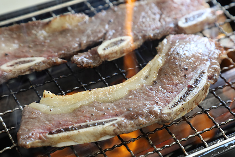 骨付きカルビの炙り焼き